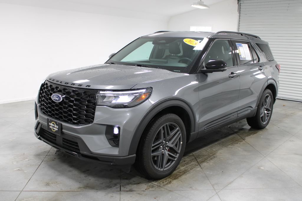 Used 2025 Ford Explorer ST-Line w/ ST-Line Street Pack image 4