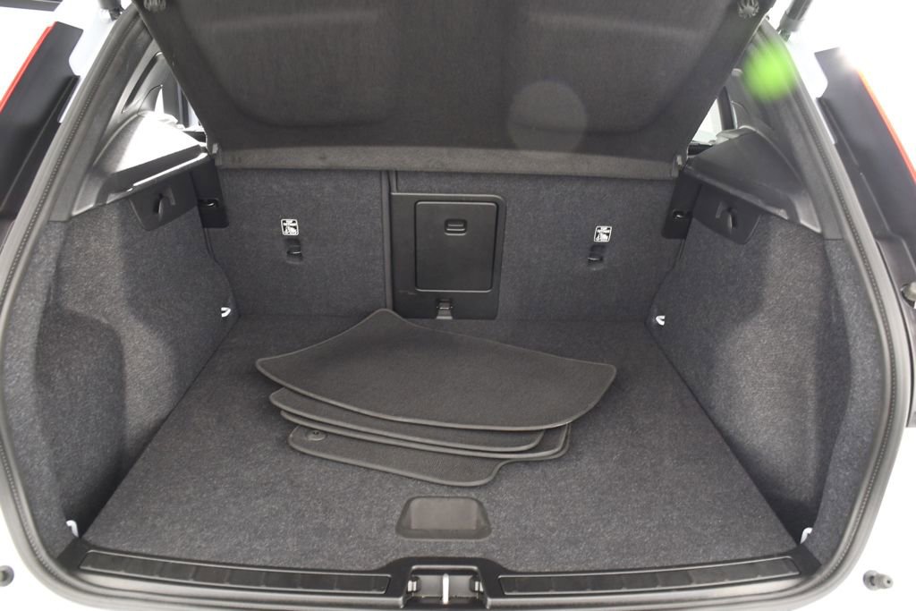 Used 2025 Volvo XC40 B5 Core image 24