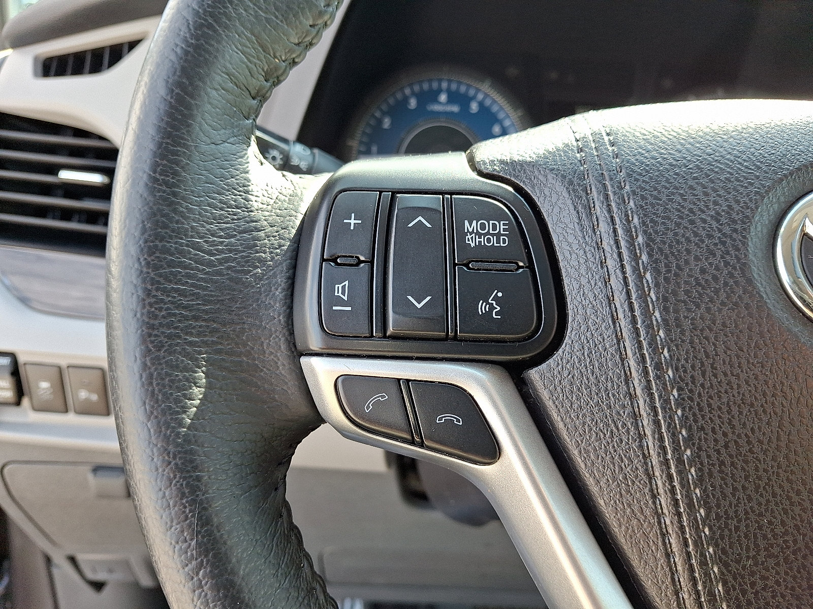 Used 2018 Toyota Sienna XLE w/ XLE Navigation Package FWD image 23