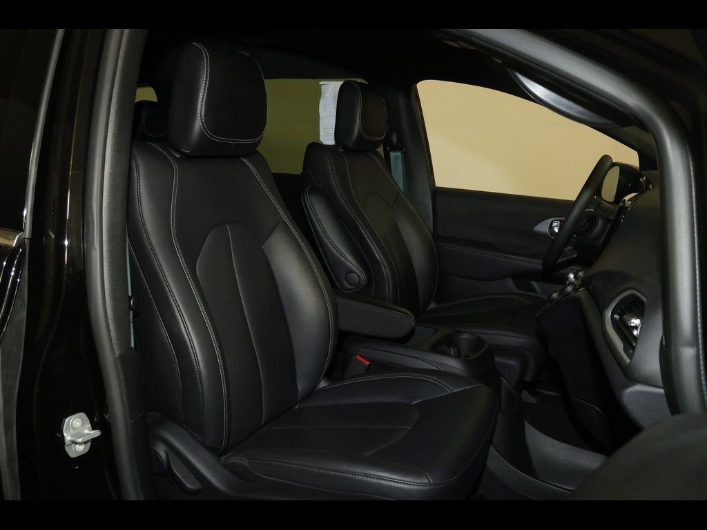 Used 2025 Chrysler Pacifica Select image 29