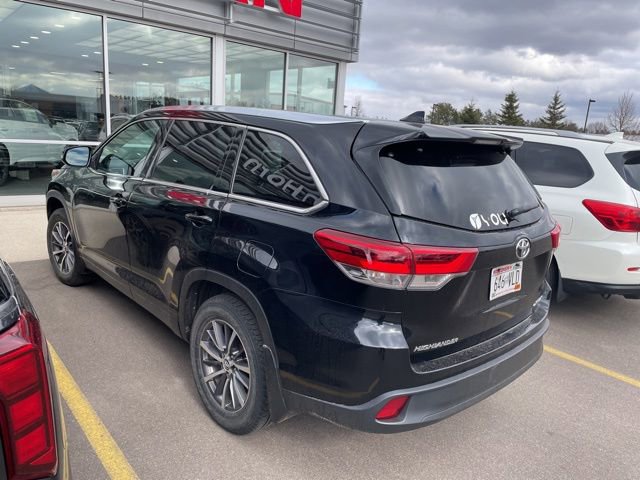 Used 2017 Toyota Highlander XLE image 2