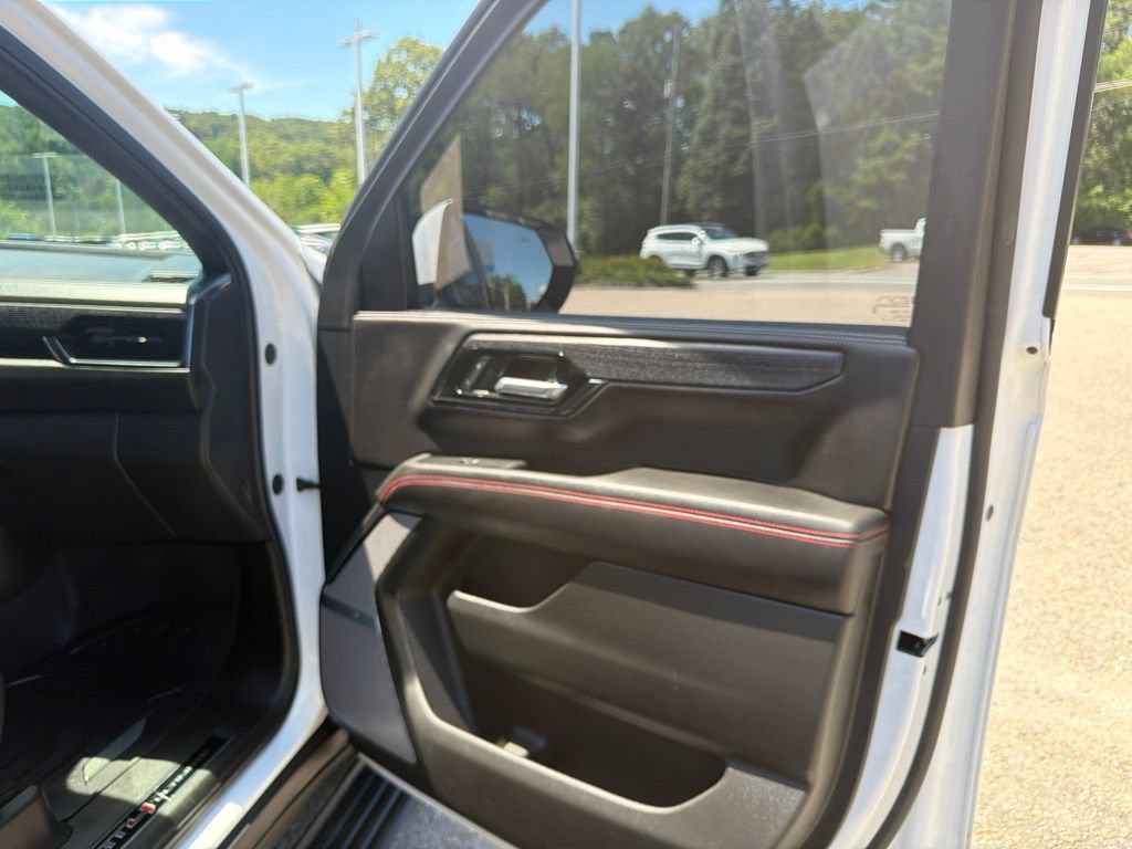 Certified 2025 GMC Yukon AT4 Ultimate w/ LPO, Floor Liner Package AWD/4WD image 34