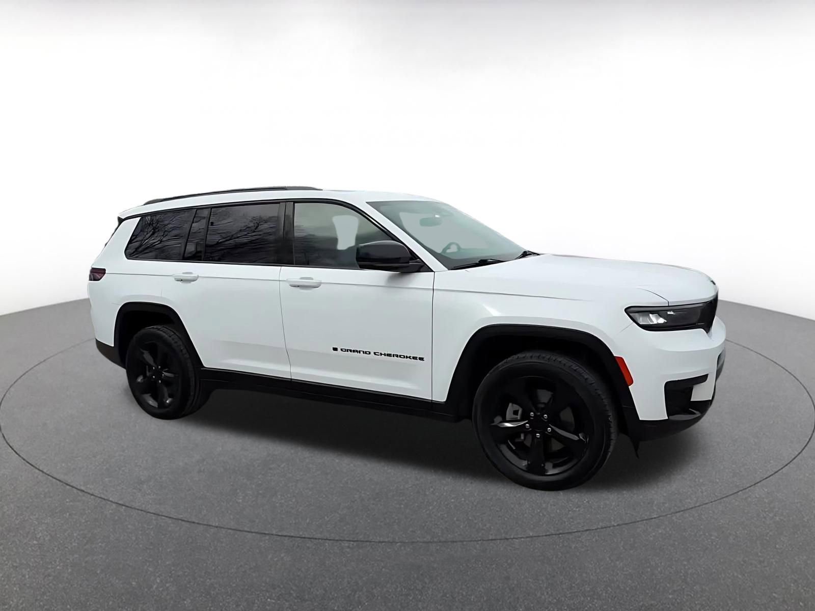 Used 2023 Jeep Grand Cherokee L Laredo AWD/4WD image 2
