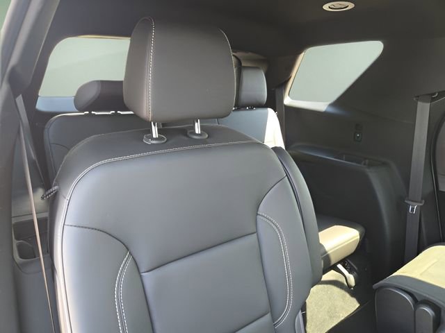Used 2023 Chevrolet Traverse LT image 35