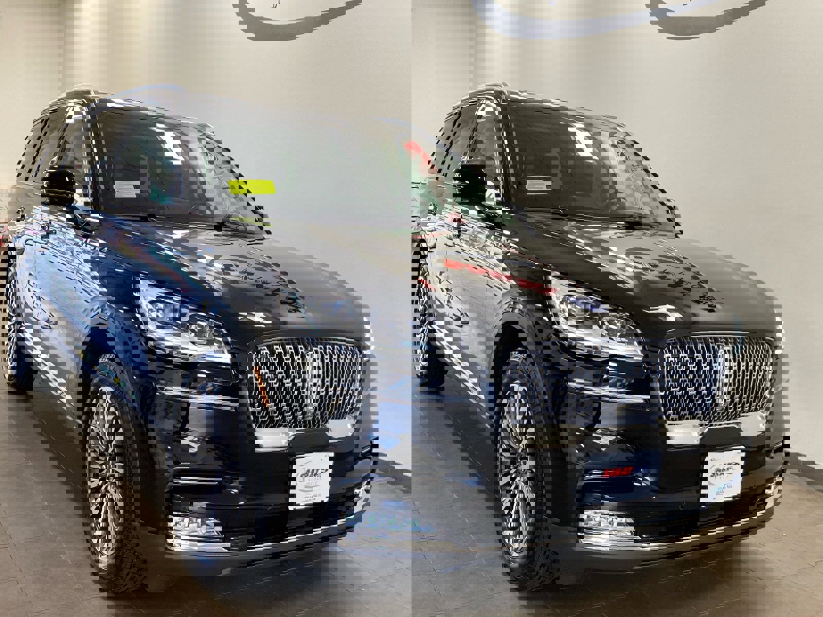 Used 2023 Lincoln Aviator Reserve w/ Equipment Group 201A image 2