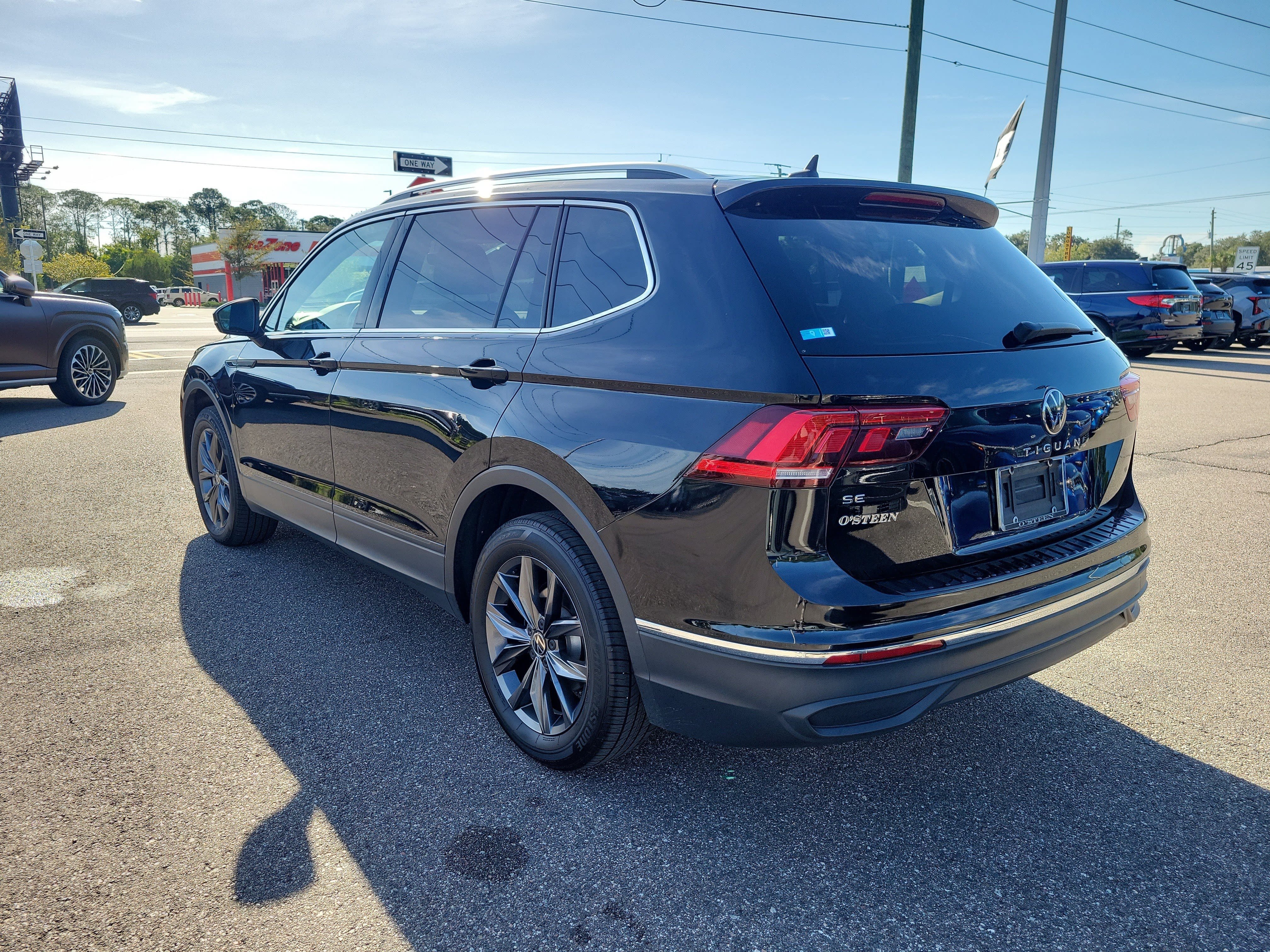 Used 2023 Volkswagen Tiguan SE w/ Panoramic Sunroof Package FWD image 4