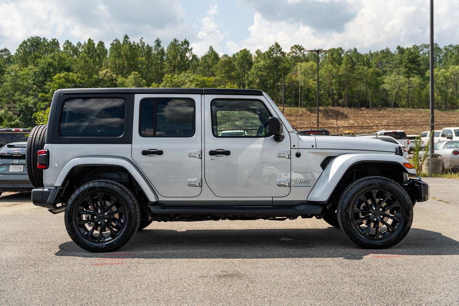 Used 2023 Jeep Wrangler Unlimited Sahara w/ Cold Weather Group AWD/4WD image 8