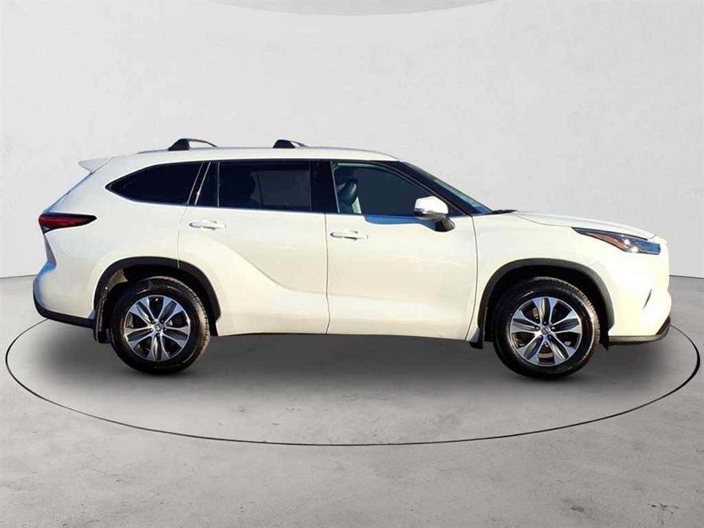 Used 2022 Toyota Highlander XLE image 4