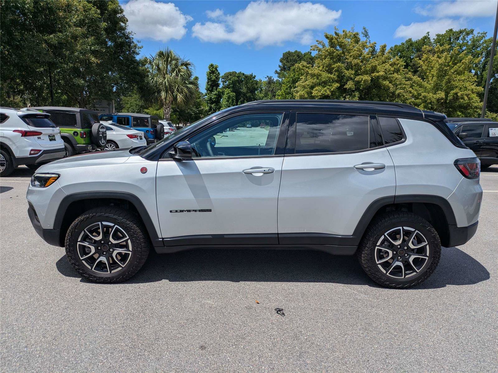 Used 2025 Jeep Compass Trailhawk w/ Trailhawk Elite Group AWD/4WD image 4