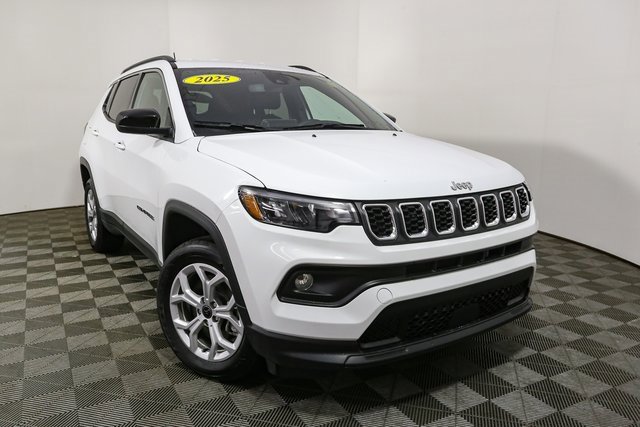 Used 2025 Jeep Compass Latitude image 3