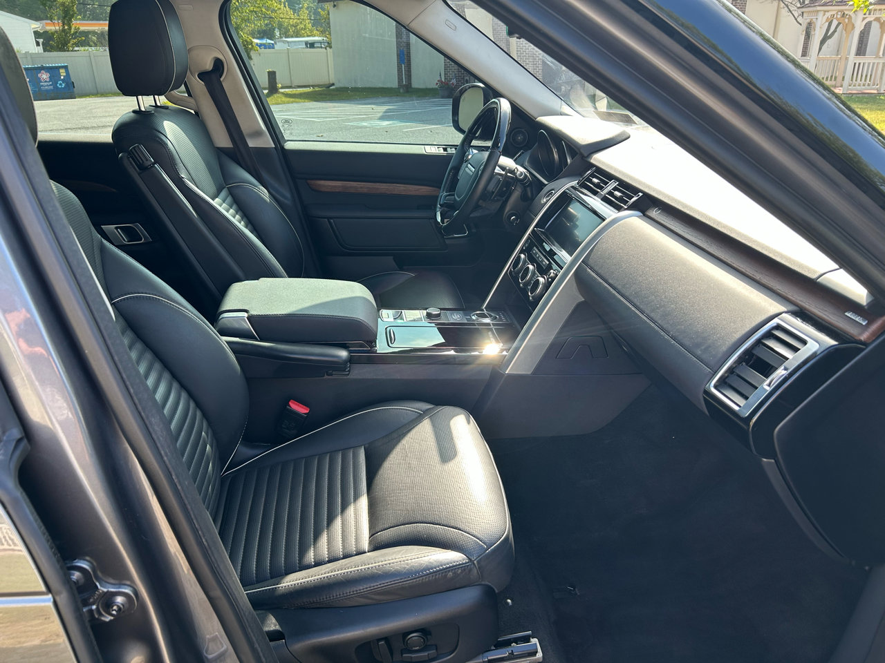 Used 2017 Land Rover Discovery HSE image 15