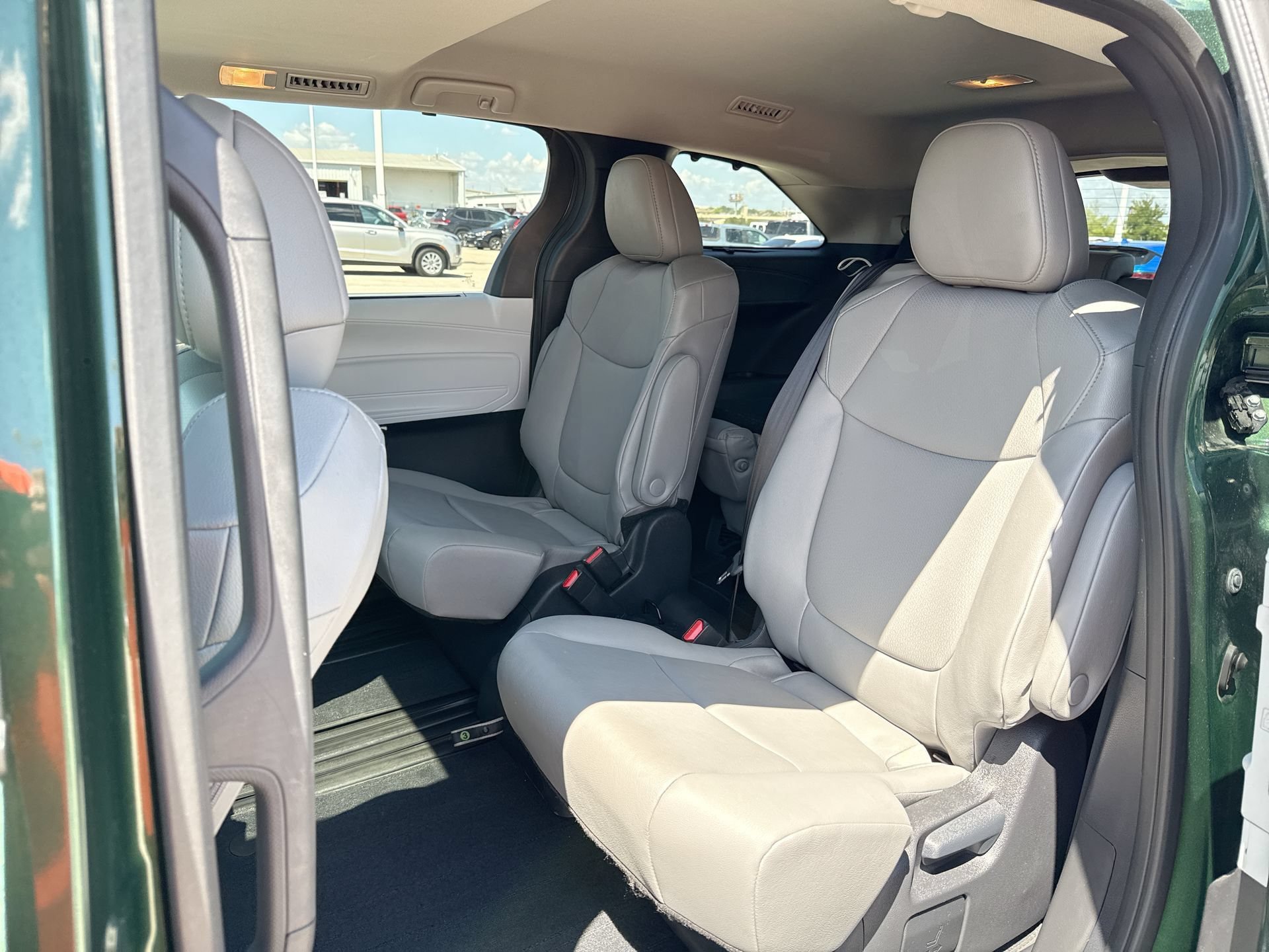 Used 2026 Toyota Sienna XLE FWD image 25