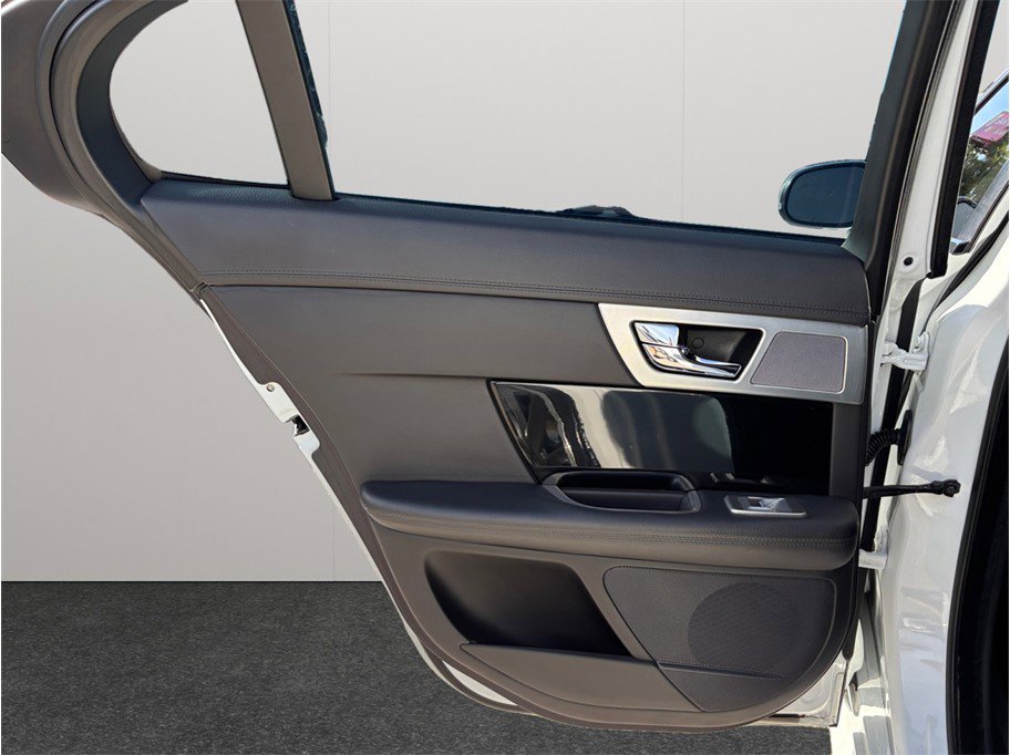 Used 2015 Jaguar XF Sport image 41