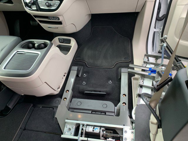 Used 2024 Chrysler Pacifica Touring-L AWD/4WD image 5