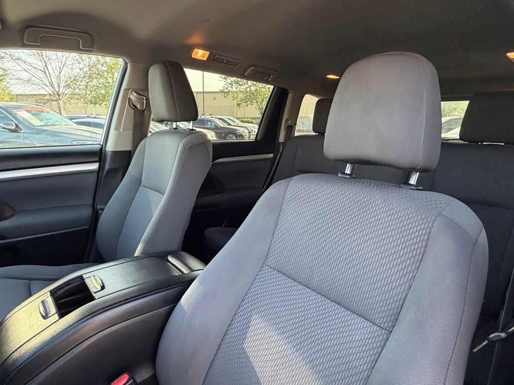 Used 2016 Toyota Highlander LE FWD image 19