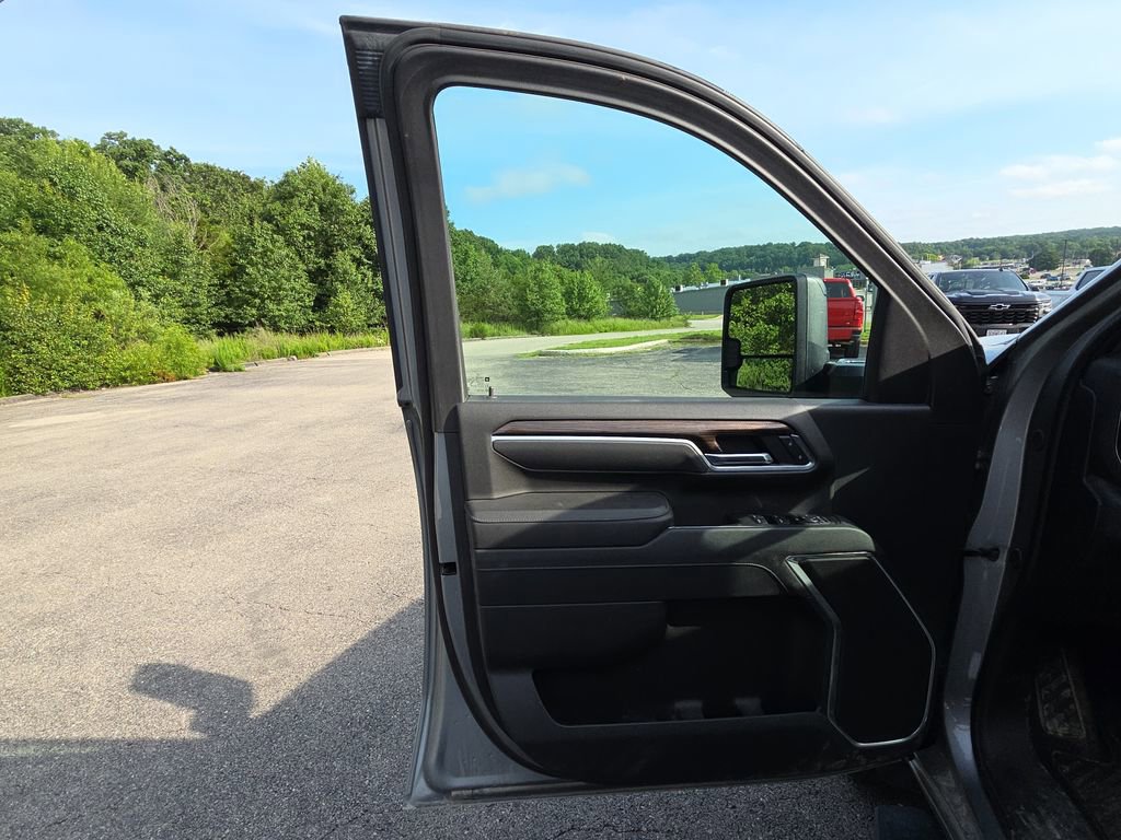 Used 2025 Chevrolet Silverado 3500 LT AWD/4WD image 8