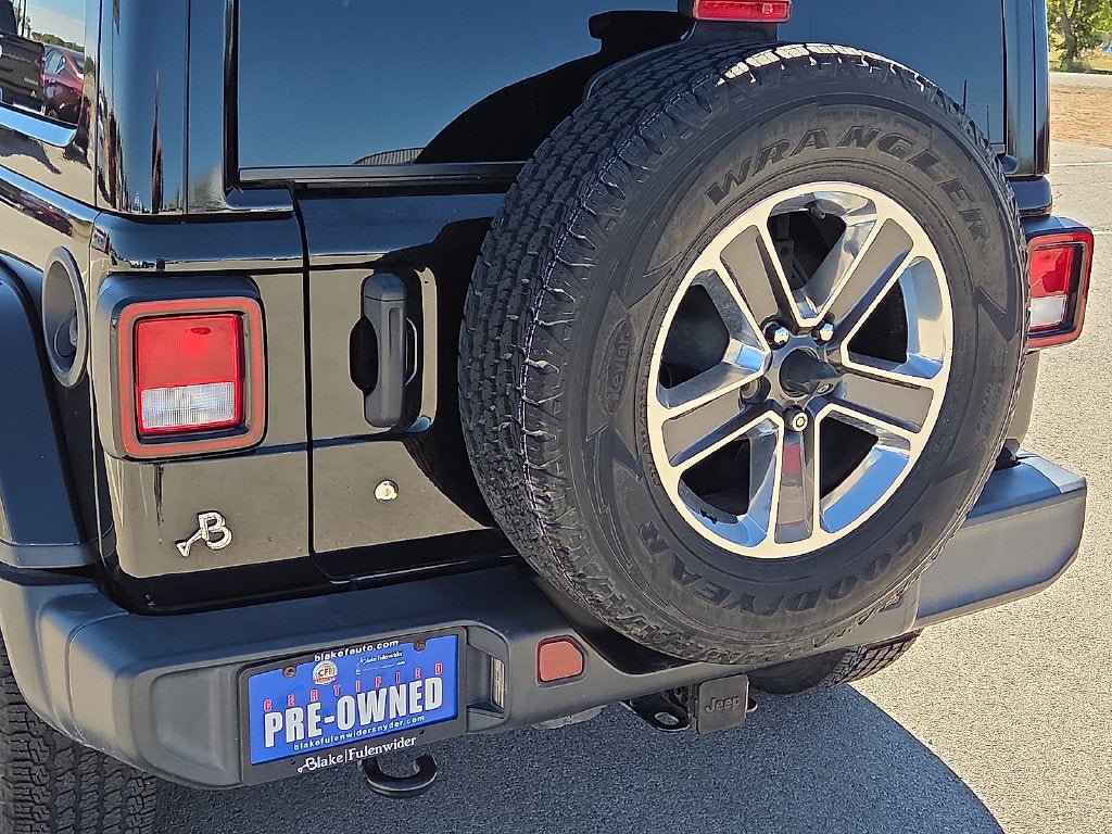 Used 2018 Jeep Wrangler Unlimited Sahara AWD/4WD image 14