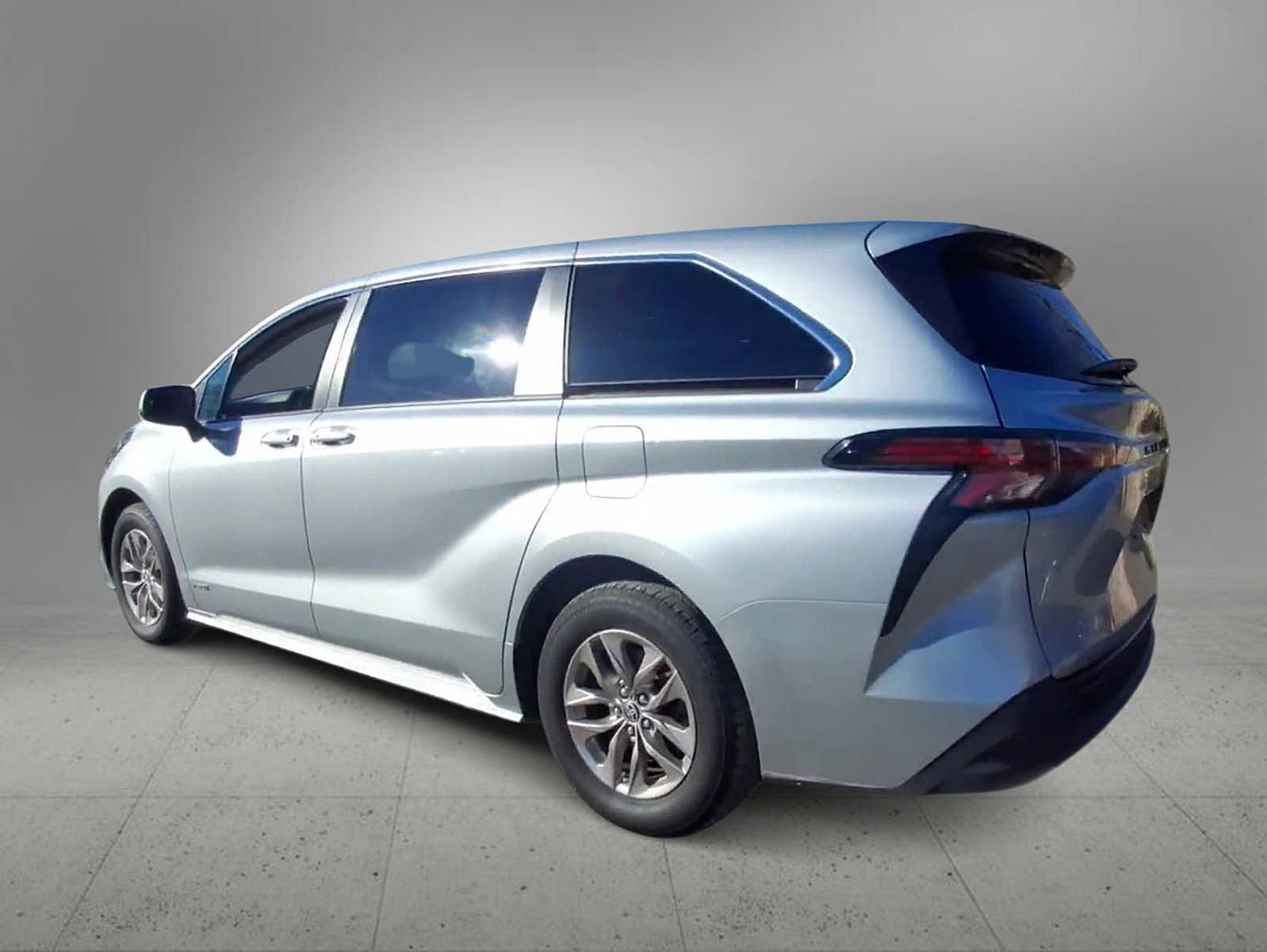 Used 2021 Toyota Sienna LE image 6