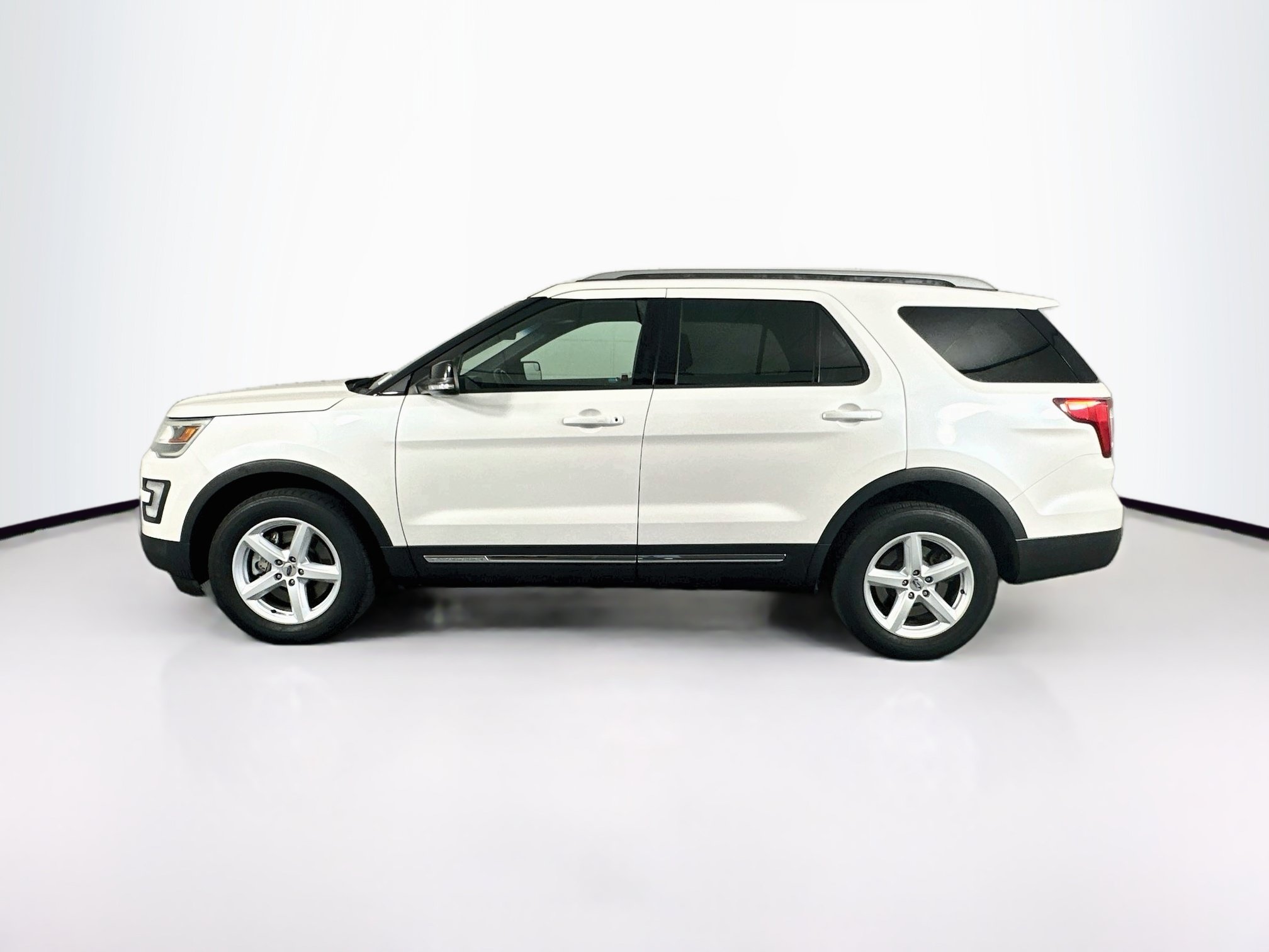 Used 2016 Ford Explorer XLT w/ Equipment Group 201A AWD/4WD image 4