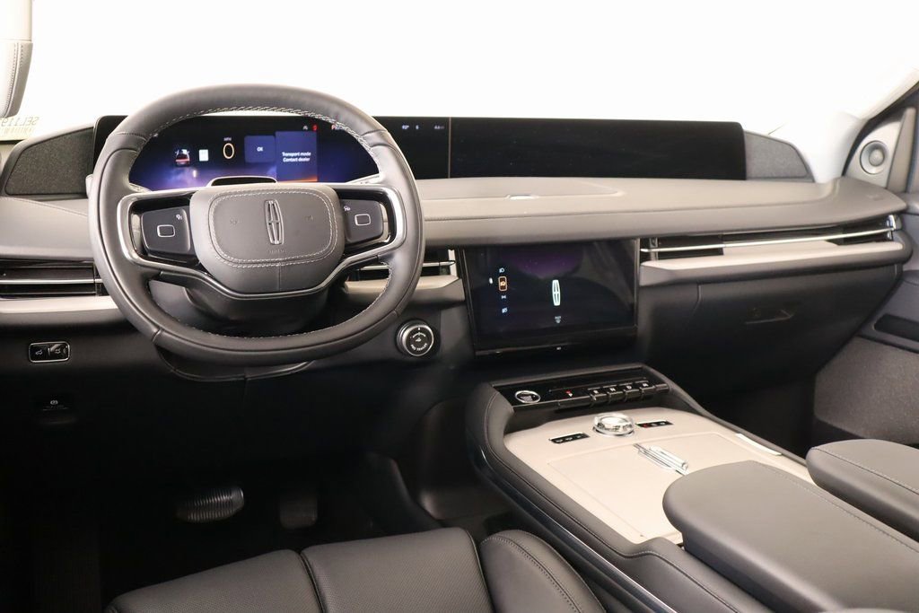 New 2025 Lincoln Navigator Reserve image 2