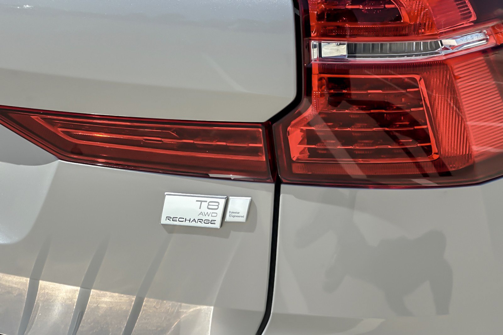 Used 2022 Volvo XC60 T8 R-Design w/ Advanced Package AWD/4WD image 27