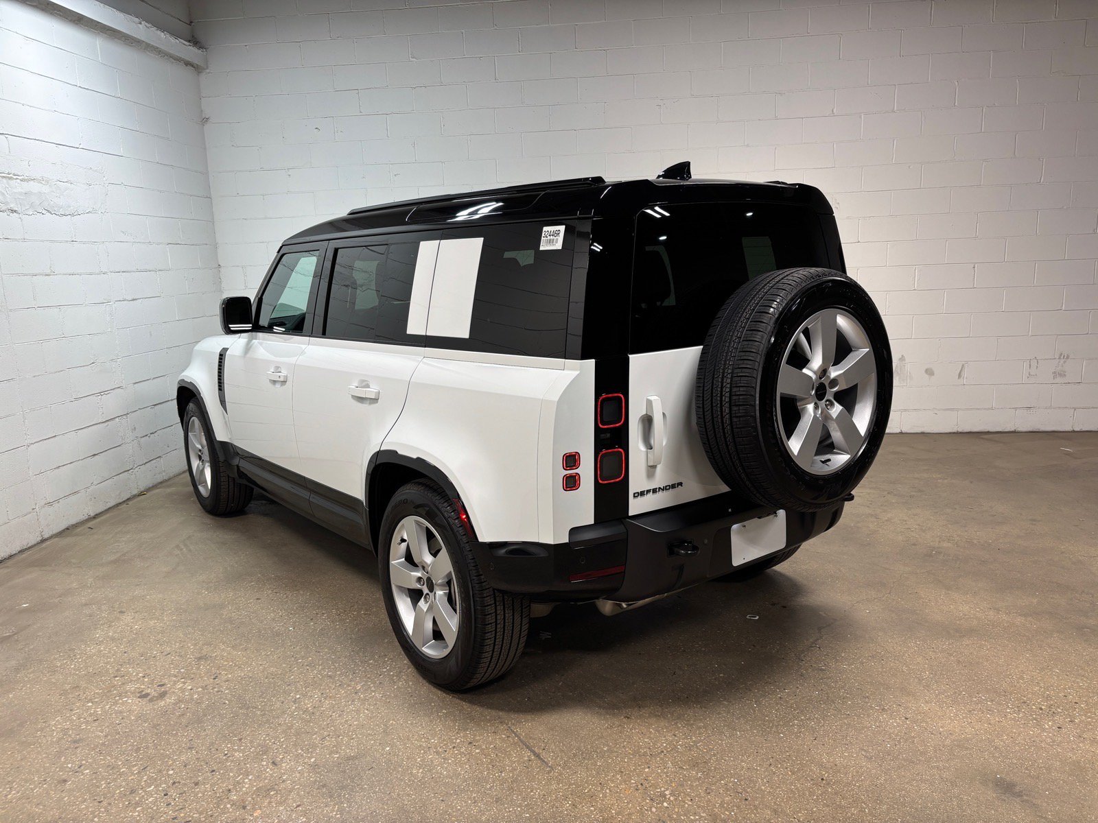 Used 2026 Land Rover Defender 110 X-Dynamic SE AWD/4WD image 9