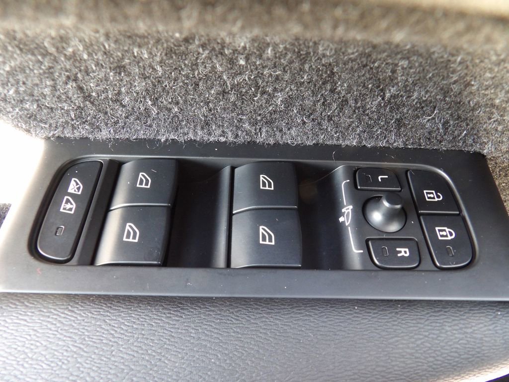 Used 2021 Volvo XC40 T5 R-Design w/ Protection Package Premier image 9