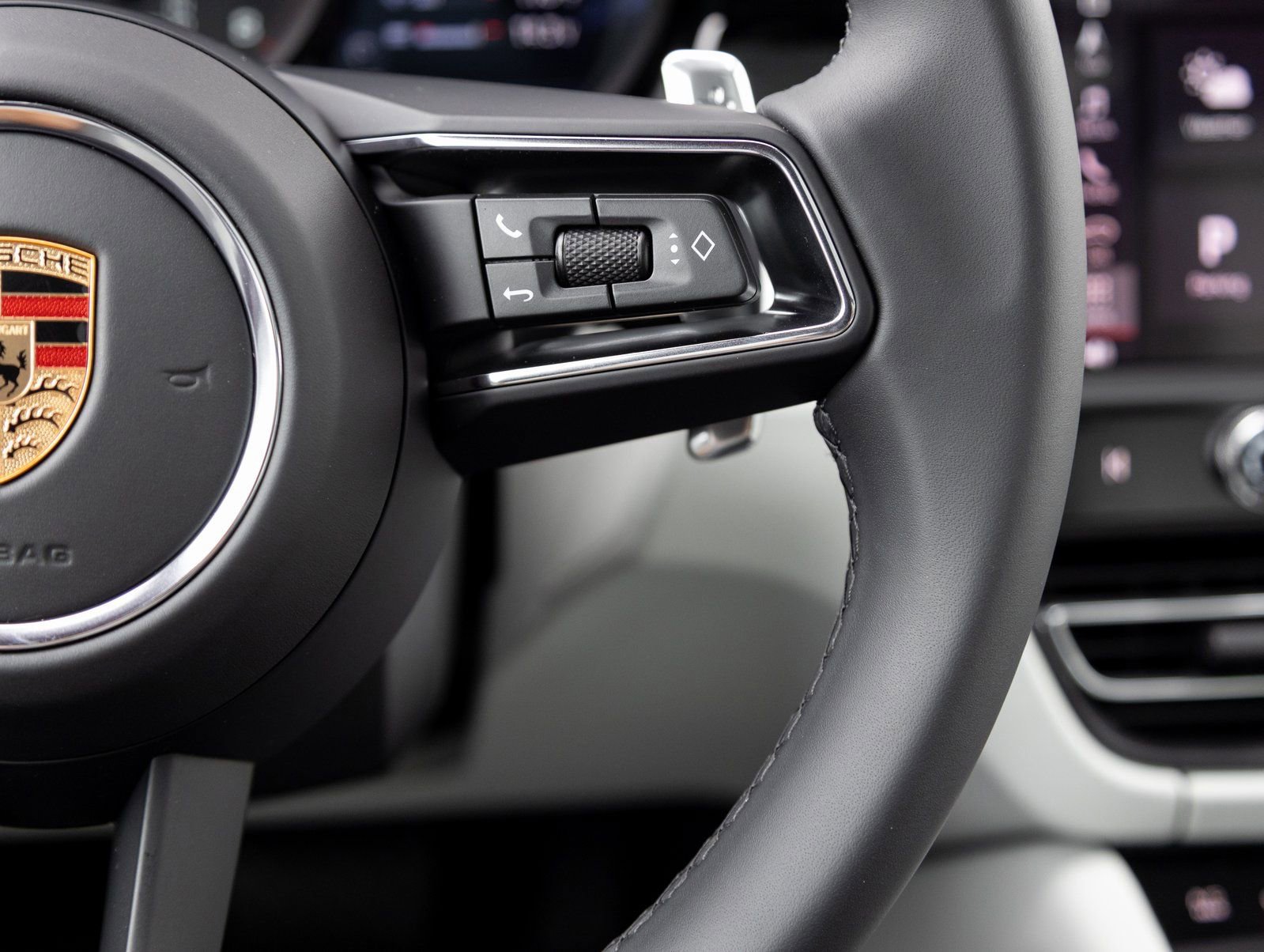 Certified 2025 Porsche Macan AWD/4WD image 16