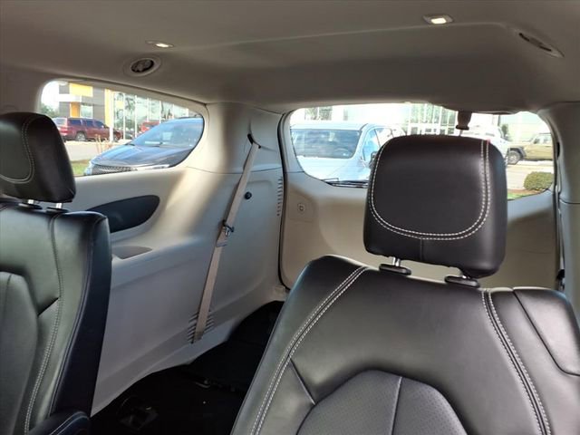 Used 2024 Chrysler Pacifica Touring-L image 14