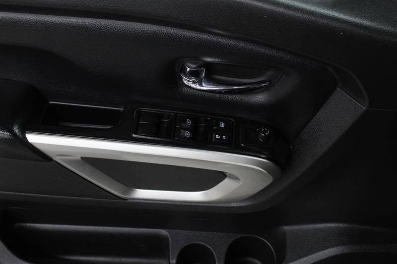 Used 2018 Nissan Titan SV w/ SV Convenience Package AWD/4WD image 15