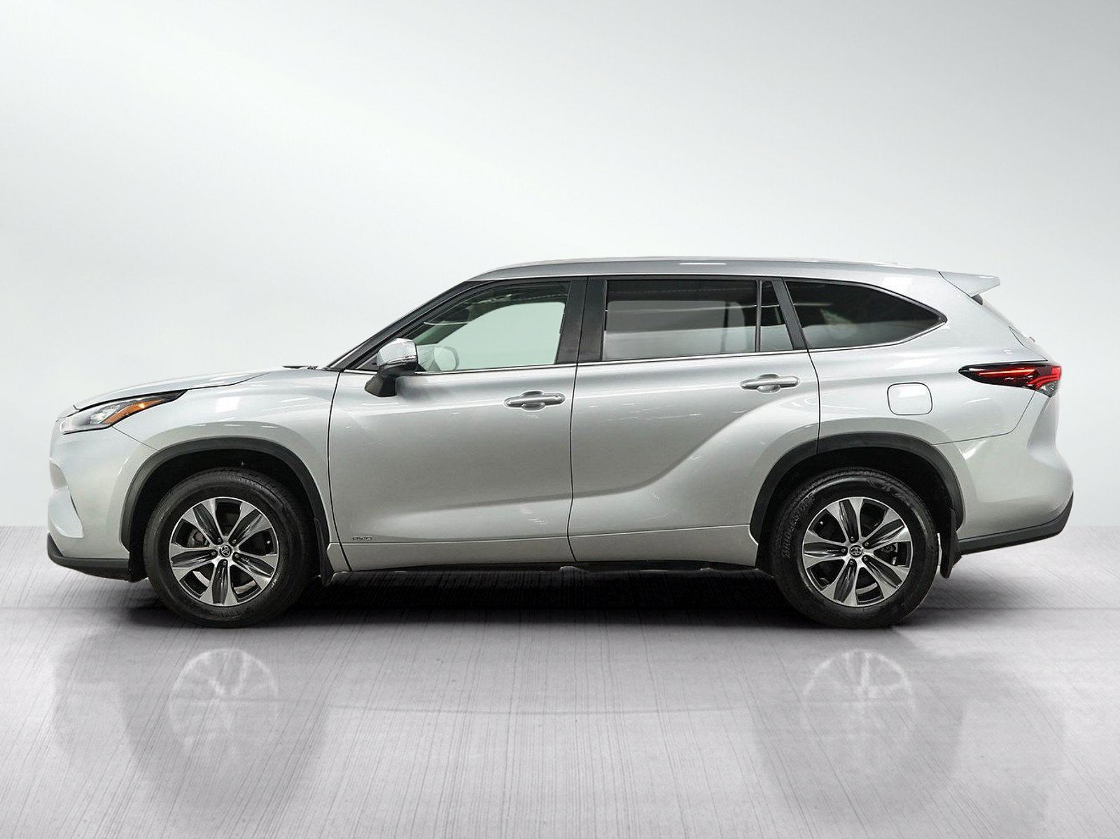 Used 2025 Toyota Highlander XLE AWD/4WD image 2