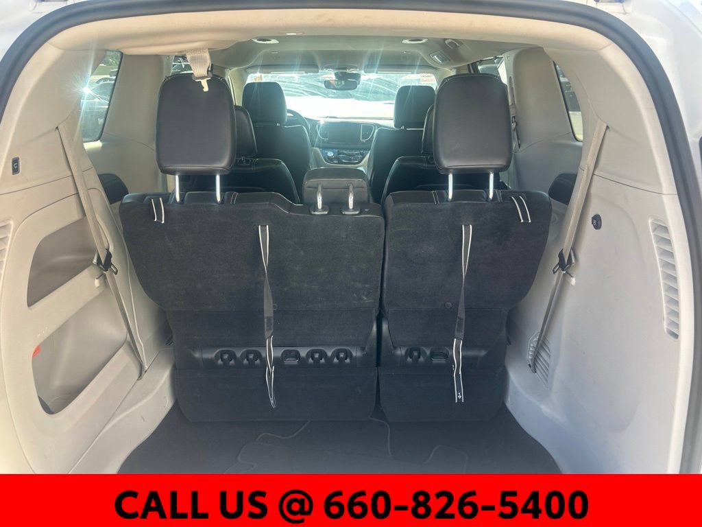 Used 2023 Chrysler Pacifica Touring-L FWD image 6