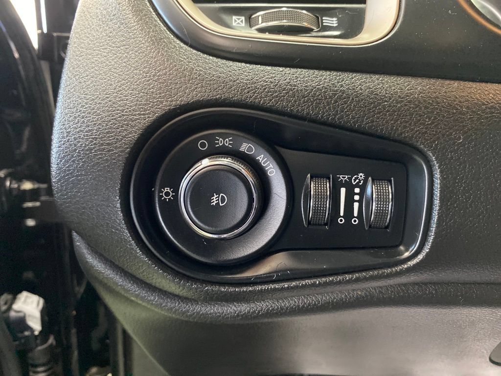Used 2017 Jeep Renegade Latitude FWD image 15
