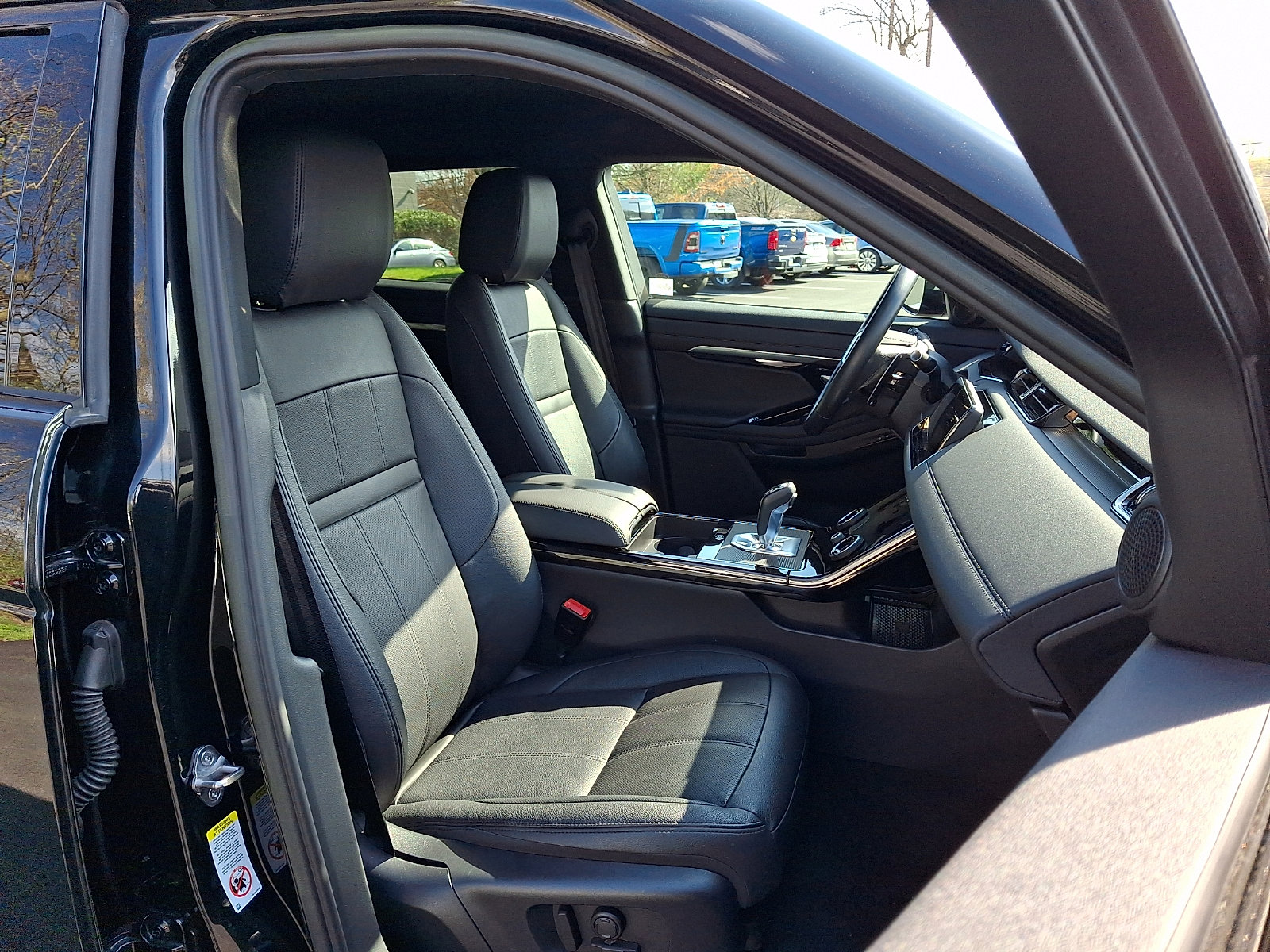 Used 2023 Land Rover Range Rover Evoque R-Dynamic SE image 3