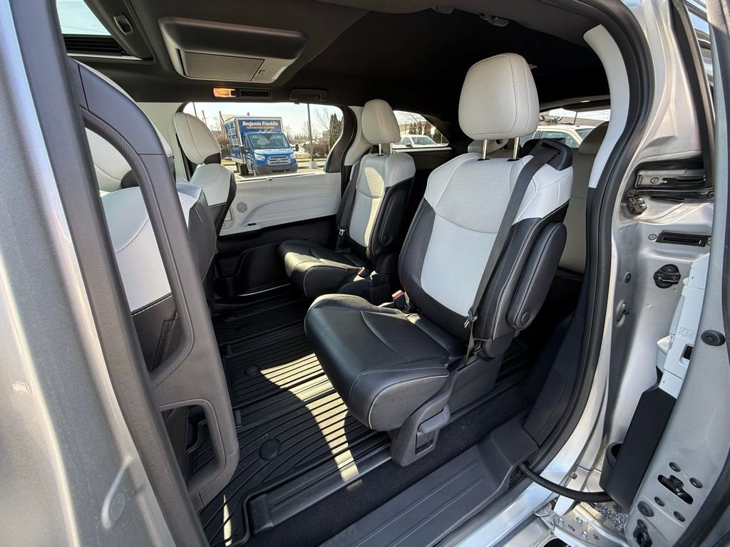 Used 2025 Toyota Sienna XSE w/ XSE Plus Package image 27