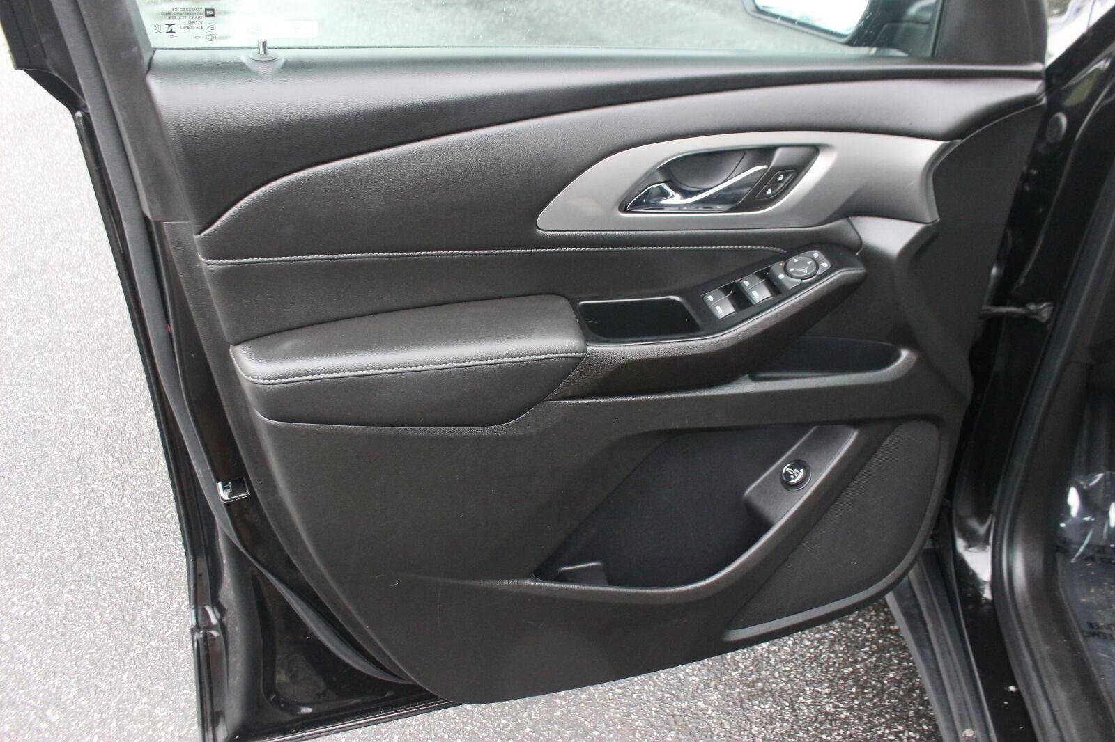 Used 2023 Chevrolet Traverse LT w/ LPO, Cargo Package AWD/4WD image 13