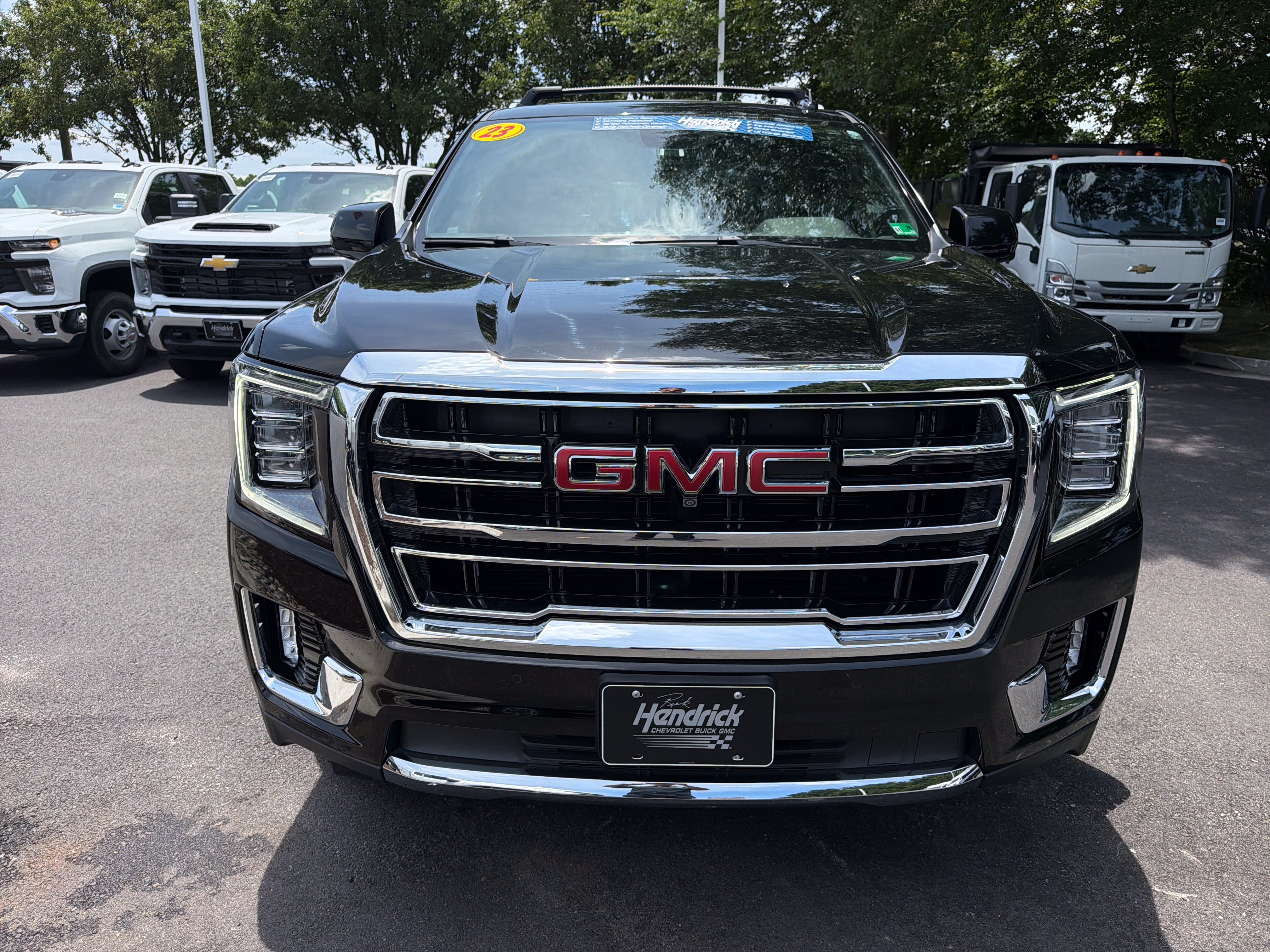Used 2023 GMC Yukon SLT w/ SLT Luxury Package AWD/4WD image 3