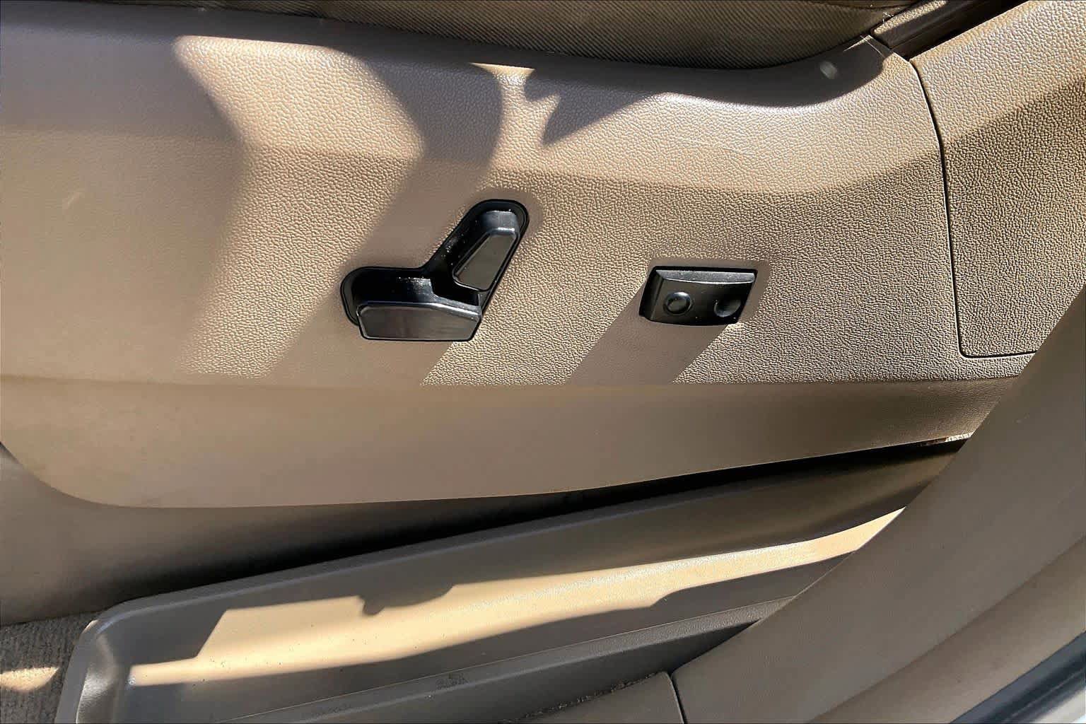 Used 2016 Chrysler Town & Country Touring FWD image 31