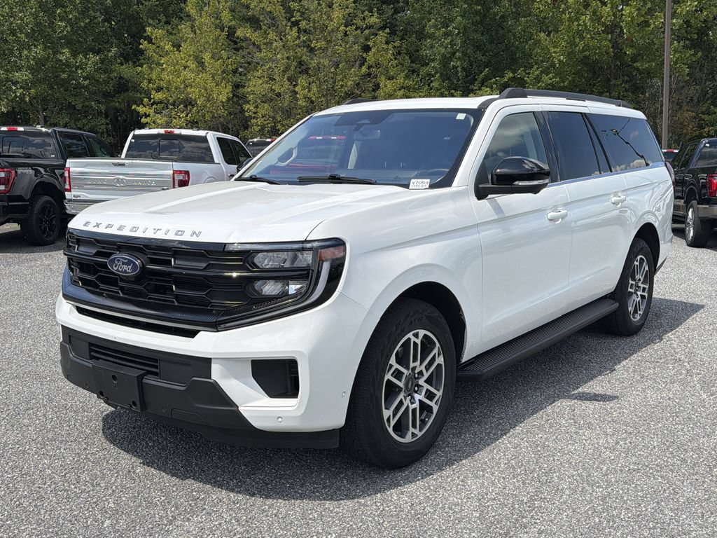 Used 2025 Ford Expedition Max Active AWD/4WD image 3