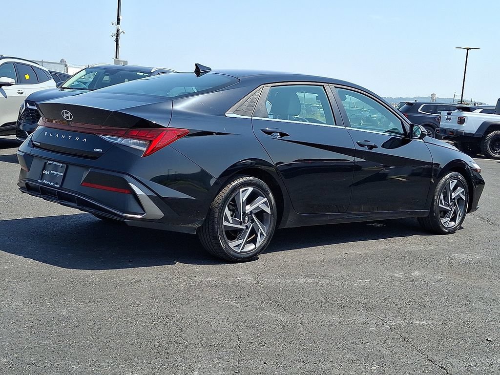 Used 2025 Hyundai Elantra Limited FWD image 5