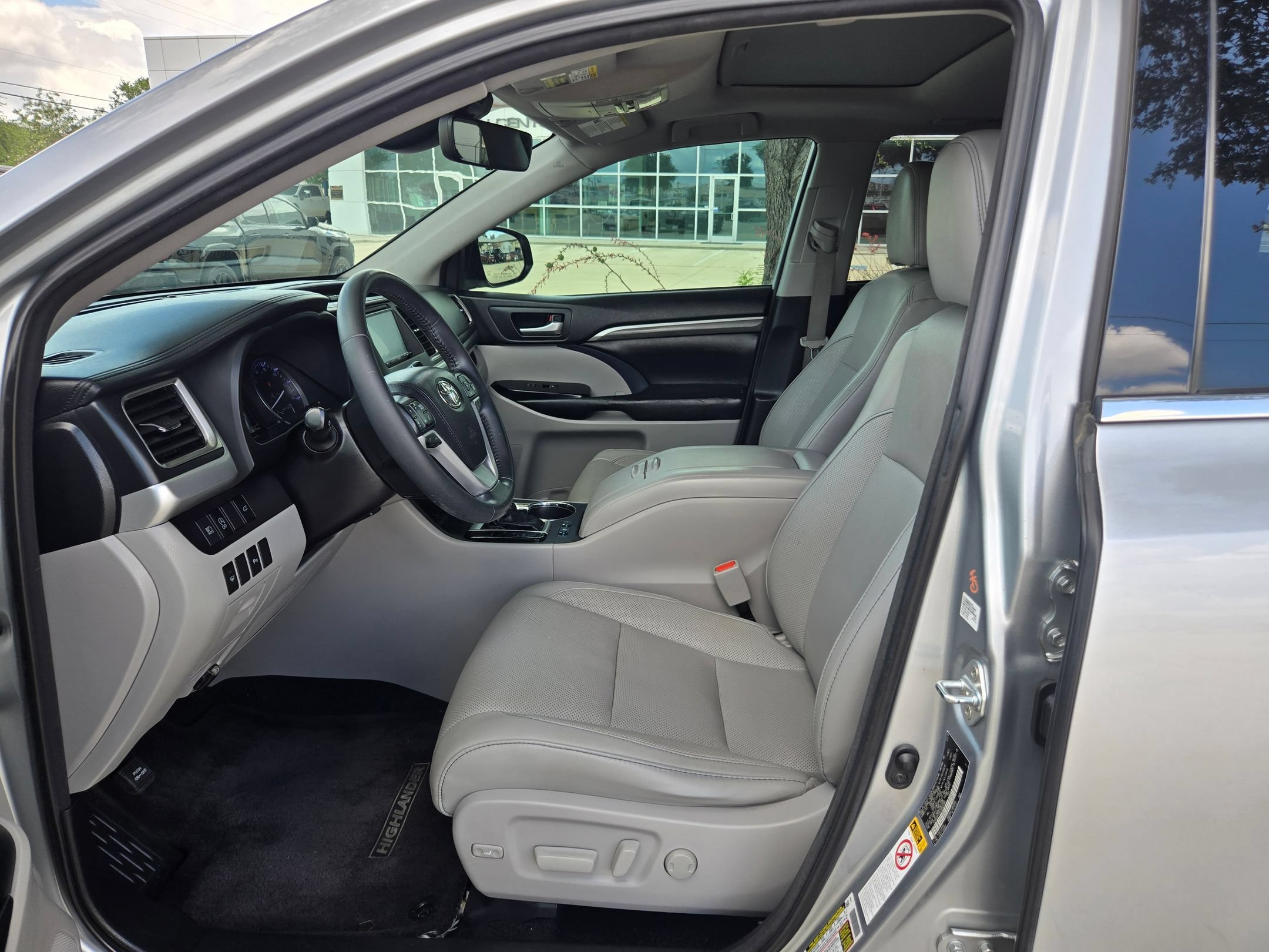 Used 2018 Toyota Highlander Limited w/ Carpet Mat Package (TMS) AWD/4WD image 9