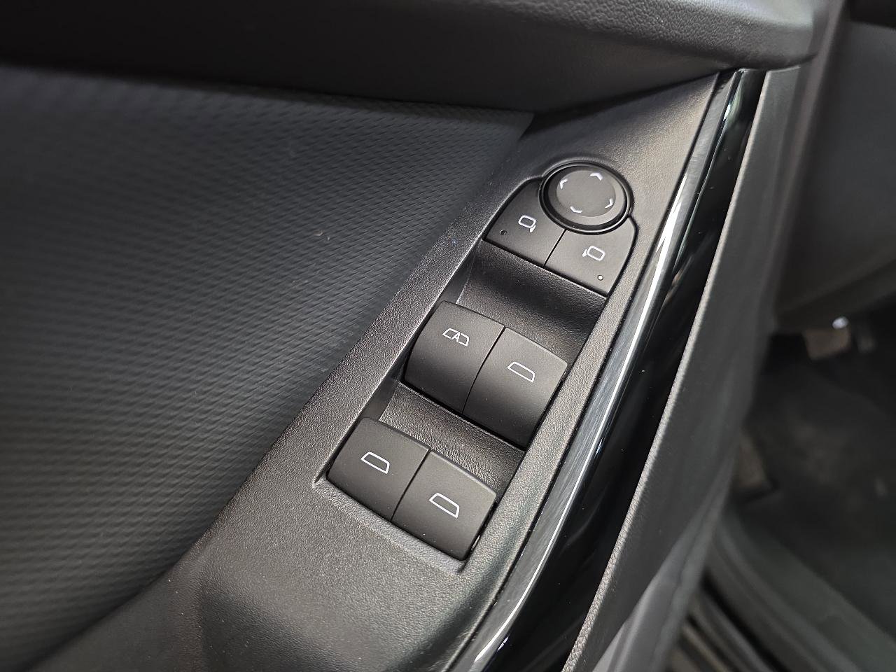 Used 2025 Chevrolet Equinox LT image 30