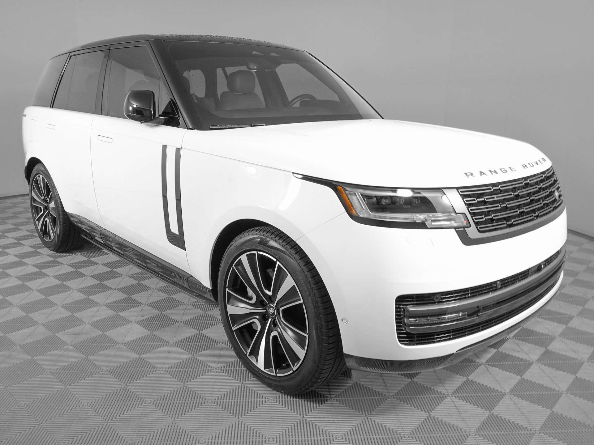 Used 2025 Land Rover Range Rover SE image 3