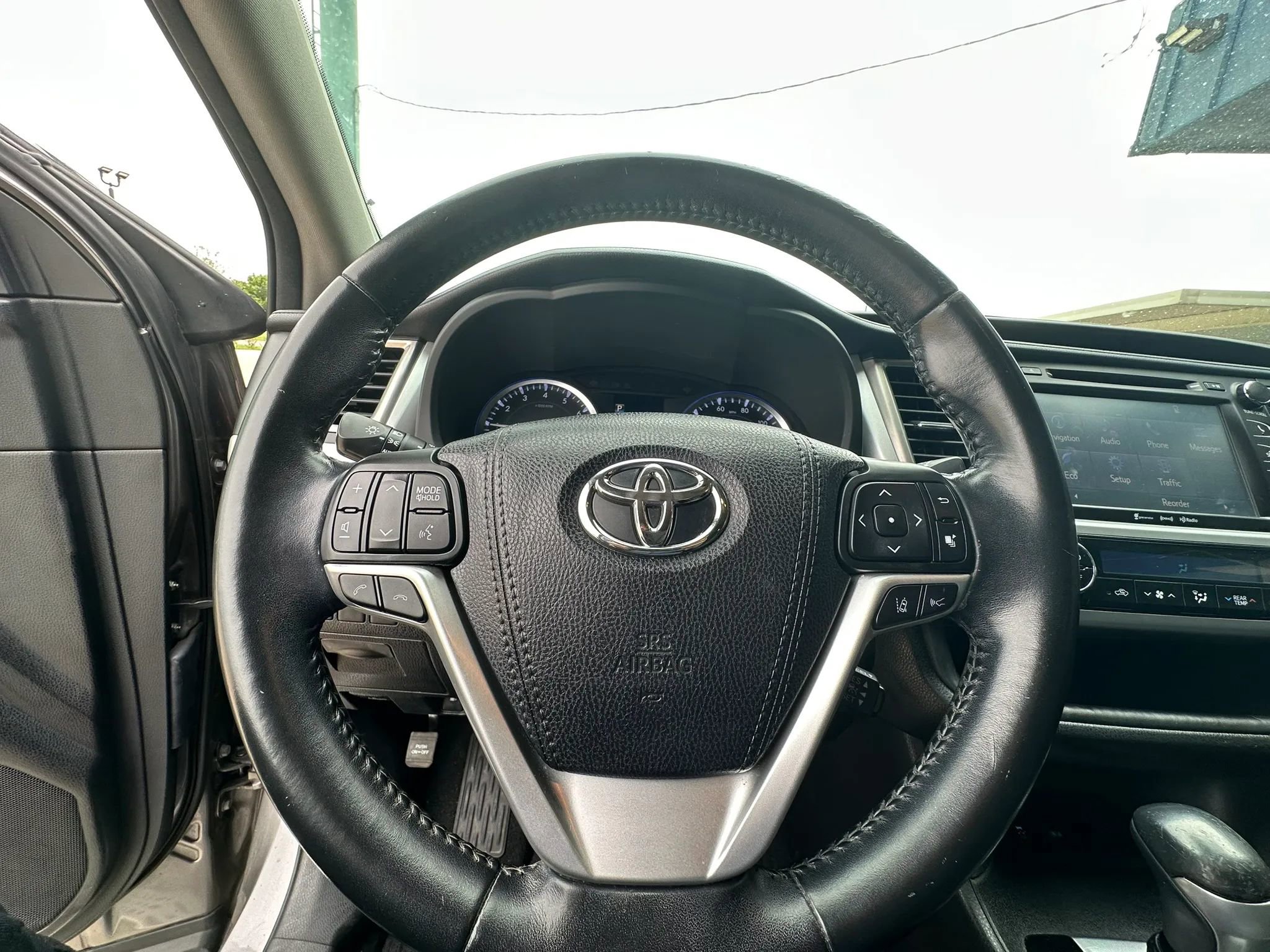 Used 2017 Toyota Highlander SE FWD image 32