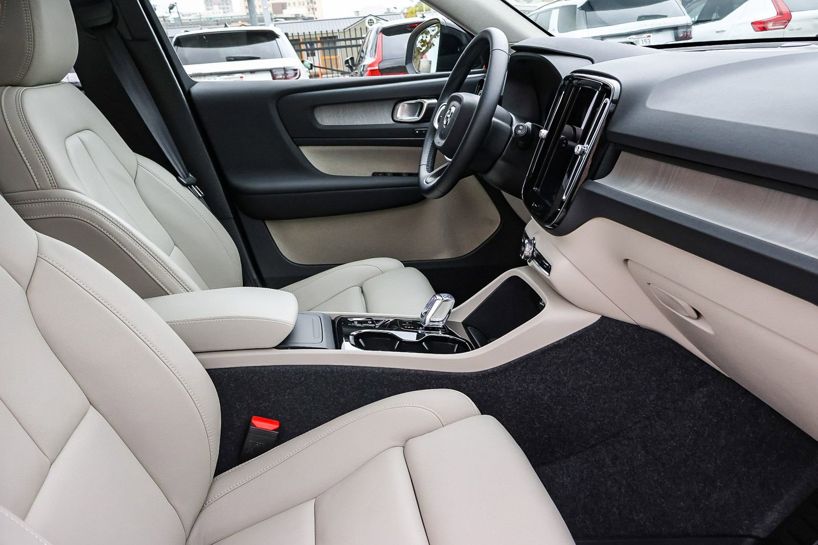 Used 2026 Volvo XC40 B5 Plus w/ Protection Package Premier image 18