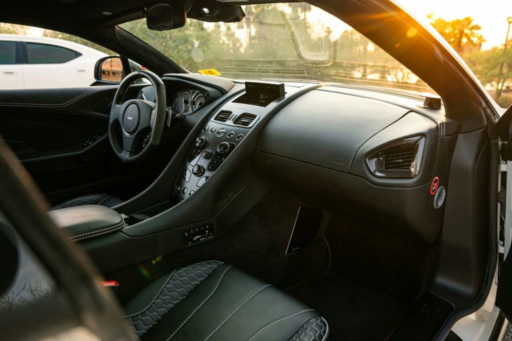 Used 2015 Aston Martin Vanquish Coupe image 40