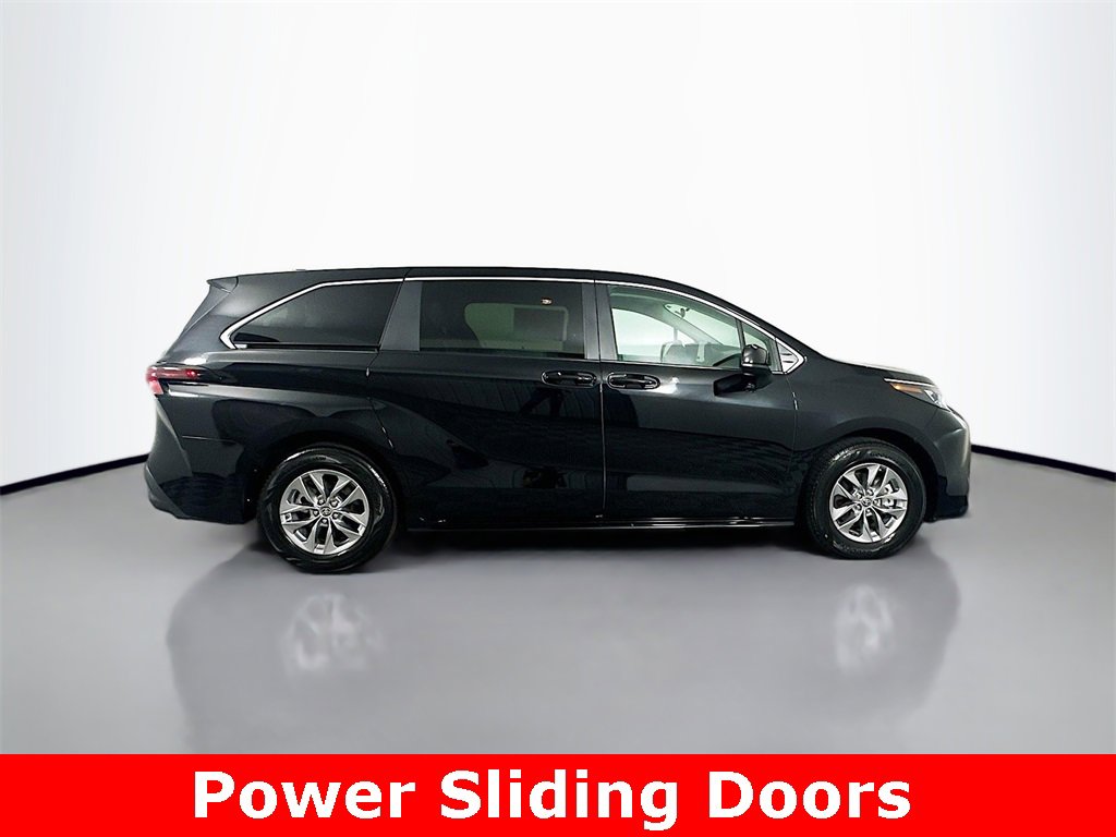 Used 2025 Toyota Sienna LE image 10