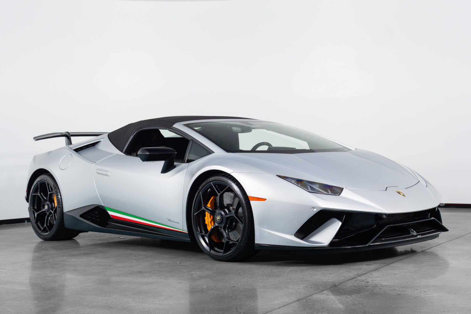 Used 2018 Lamborghini Huracan Performante AWD/4WD image 3