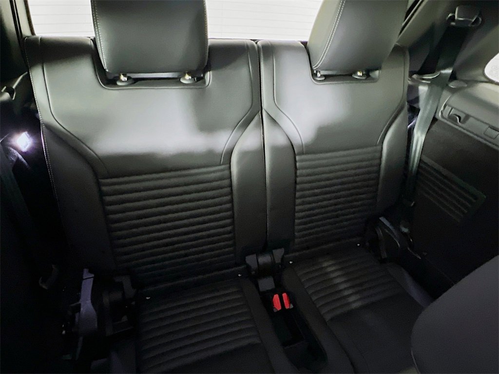 Used 2025 Land Rover Discovery Metropolitan Edition image 29