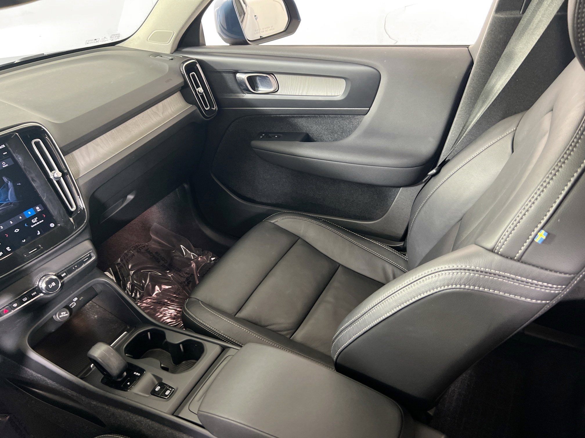 Used 2023 Volvo XC40 B5 Core w/ Convenience Package image 21